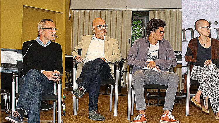 Die Diskussionsrunde in der alten Aula des BBZ: von links Stefan Richter,  Gunter Häckner, Peter Distel, Pauline Beck, Sabine Dittmar, Manuela  Rottmann, Christian Machon, Michael Kastl und Andreas Schlembach. Das Foto wurde bearbeitet, die Corona-Sicherheitsabstände wurden eingehalten. Foto:  Dieter Britz