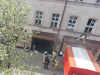 Fürth: Feuerwehreinsatz in Fußgängerzone - Glasdach muss nach Unfall abgenommen werden