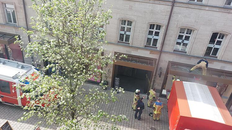 Fürth: Feuerwehreinsatz in Fußgängerzone - Glasdach muss nach Unfall abgenommen werden