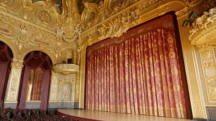 Innenansicht der 1879 eingeweihten Oper von Monte Carlo. Geplant wurde sie von Charles Garnier, dem Architekten der Pariser Oper. Hier traten unter anderem Enrico Caruso und Sarah Bernhardt auf.