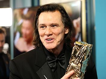 Jim Carrey Ist das Jim Carrey oder ist das ein Doppelgänger des Hollywood-Stars? Der Auftritt des Schauspielers bei der César-Verleihung hat für wilde Spekulationen gesorgt.
