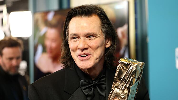 Ist das Jim Carrey oder ist das ein Doppelg&auml;nger des Hollywood-Stars? Der Auftritt des Schauspielers bei der C&eacute;sar-Verleihung hat f&uuml;r wilde Spekulationen gesorgt.