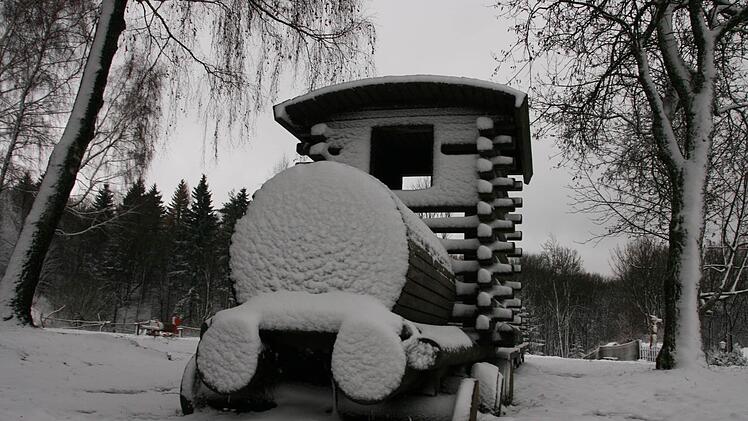 Eingeschneitze Holzlokomotive am Berghaus Rhön.