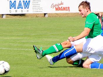 Der Stegauracher Christian Ott (rechts) kann Peter Mrugalla vom TSV Abtswind nicht daran hindern, das 1:0 zu erzielen. Foto: Thomas