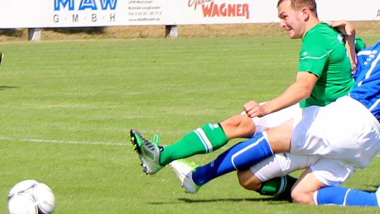 Der Stegauracher Christian Ott (rechts) kann Peter Mrugalla vom TSV Abtswind nicht daran hindern, das 1:0 zu erzielen. Foto: Thomas