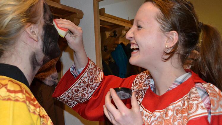 Lisa und Jenny Zahl sind seit vielen Jahren gemeinsam als Sternsinger unterwegs.