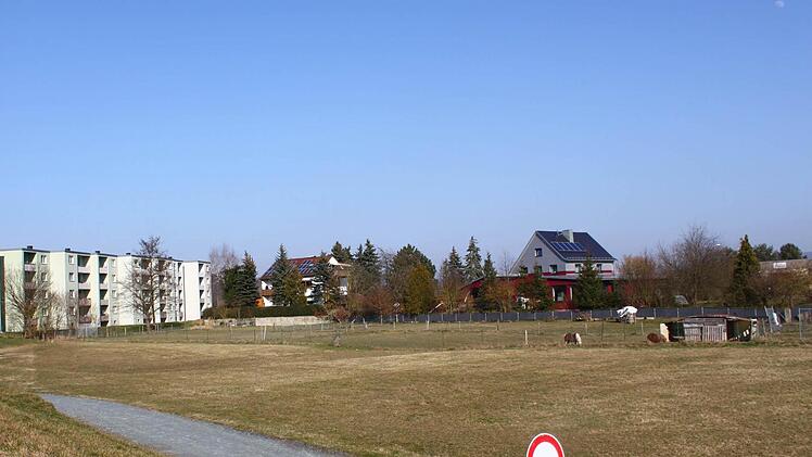 Die freie Fläche zwischen Pölz und der Oberen Au in Mainleus ist als Baugebiet vorgesehen. Foto: Jürgen Gärtner