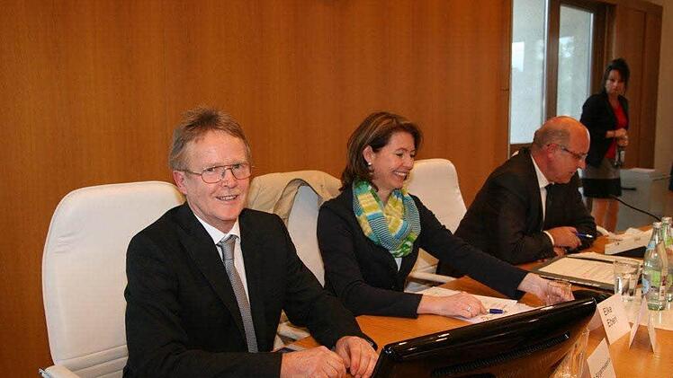 Elke Eberl und Hans Wichert durften nach der Wahl neben Bürgermeister Klaus Homann Platz nehmen. Foto: Werner Baier