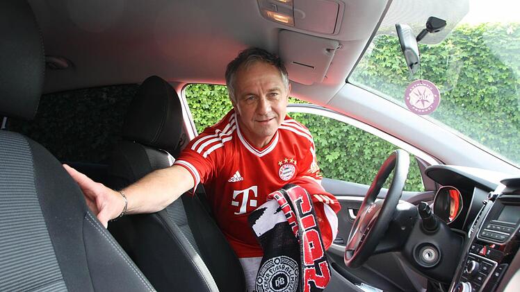 FC-Bayern-Trikot überziehen, Fanartikel raus und ab ins Stadion: Hermann Dietrich gewann gestern die letzten beiden Karten für das Champions-League-Halbfinale und machte sich natürlich sofort auf den Weg nach München. Foto: Ralf Ruppert