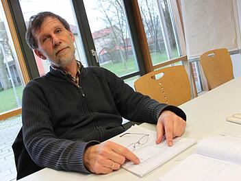 Gerd Weickert im Gruppenraum des evangelischen Gemeindehauses in Redwitz. Im Gang warten schon Gesprächspartner für ihn. Kaum ein Asylbewerber im Landkreis Lichtenfels, der nicht zumindest seine Telefonnummer kennt. Foto: Popp