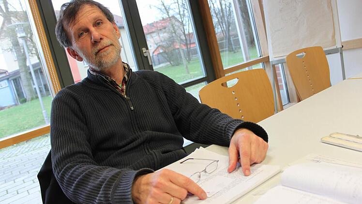 Gerd Weickert im Gruppenraum des evangelischen Gemeindehauses in Redwitz. Im Gang warten schon Gesprächspartner für ihn. Kaum ein Asylbewerber im Landkreis Lichtenfels, der nicht zumindest seine Telefonnummer kennt. Foto: Popp