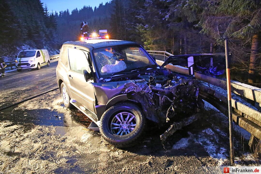 Drei Verletzte bei Unfall auf ploetzlich winterglatten Bundesstrasse