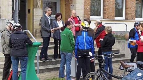 Aufmunternde Worte gab es von OB Uwe Kirschstein, Isolde Herrmann von der AOK und Frank Wessel vom ADFC.  Foto: Gerhard Krahl
