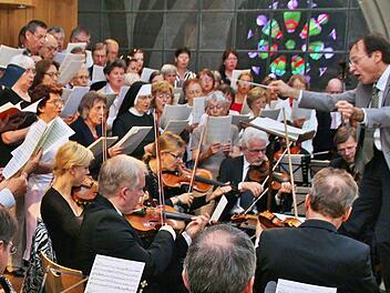 Stadtkantor Burkhard Ascherl dirigiert die Kantorei und das Mitteldeutsche Kammerorchester in der Herz-Jesu-Kirche. Foto: Werner Vogel