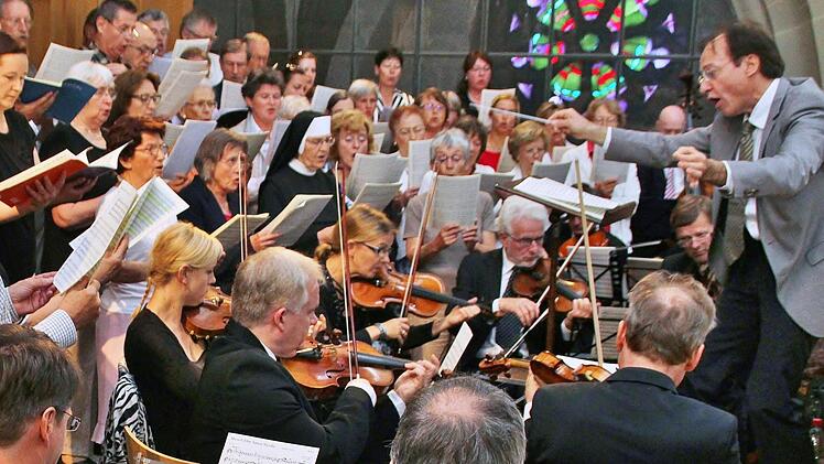 Stadtkantor Burkhard Ascherl dirigiert die Kantorei und das Mitteldeutsche Kammerorchester in der Herz-Jesu-Kirche. Foto: Werner Vogel