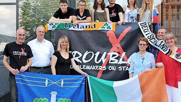 Die Mitglieder der Band Trouble X mit (links unten) Wolfgang K&ouml;berlein, B&uuml;rgermeister Gerald Brehm, Daniela K&ouml;berlein sowie (von rechts au&szlig;en) Dagmar Wennmacher, Bernd Riehlein und Sibylle Menzel Foto: Johanna Blum
