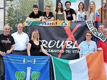 Die Mitglieder der Band Trouble X mit (links unten) Wolfgang Köberlein, Bürgermeister Gerald Brehm, Daniela Köberlein sowie (von rechts außen) Dagmar Wennmacher, Bernd Riehlein und Sibylle Menzel Foto: Johanna Blum