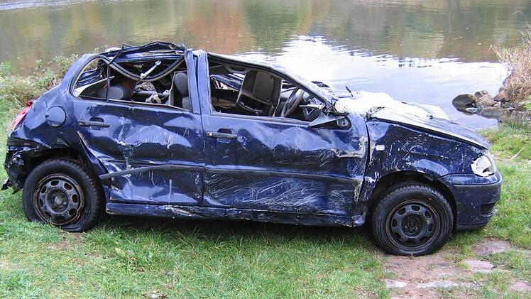 Das Wasserstra&szlig;en- und Schifffahrtsamt Aschaffenburg hat am Montag bei Hafenlohr im Kreis Main-Spessart ein Auto aus dem Main geborgen. Es wurde bereits im Oktober im nahen Himmelstadt gestohlen. Foto: Polizei
