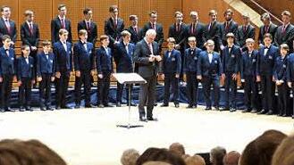 Die Regensburger Domspatzen mit ihrem Domkapellmeister Roland Büchner werden von Erzbischof Ludwig Schick auf der Bühne der Konzerthalle willkommen geheißen.  Foto: Bärbel Meister