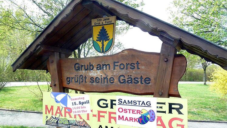 Die Werbung hängt schon: Am Samstag findet ein Ostermarkt in Grub am Forst statt - auf dem umstrittenen Gelände hinter dem Rathaus.