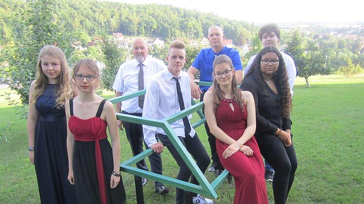 Sie sind die besten ihres Jahrgangs (Infokasten). An der Maßbacher Mittelschule sind die Absolventen in die "Freiheit" entlassen worden - das Motto der Abschlussklasse. Ihre Zeugnisvergabe feierten sie mit Musik und Erinnerungen aus ihrer Schulzeit. Foto: Hartmut Hessel