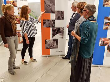Schülerinnen erläutern das Konzept der Ausstellung. Fotos:  RiegerPress