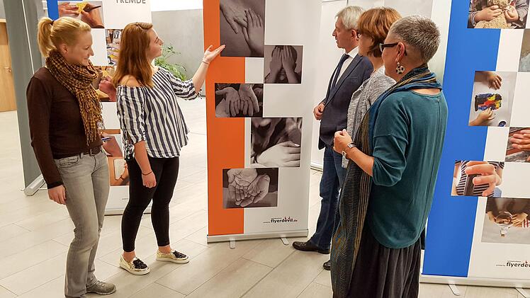 Schülerinnen erläutern das Konzept der Ausstellung. Fotos:  RiegerPress
