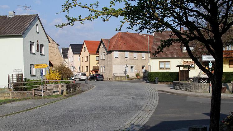 Noch in diesem Jahr soll das buckelige Pflaster auf der Steinbacher "Dorfstraße" entfernt und die Straße durch Aufbringung einer Asphaltdecke wesentlicher "leiser" werden.Günther Geiling
