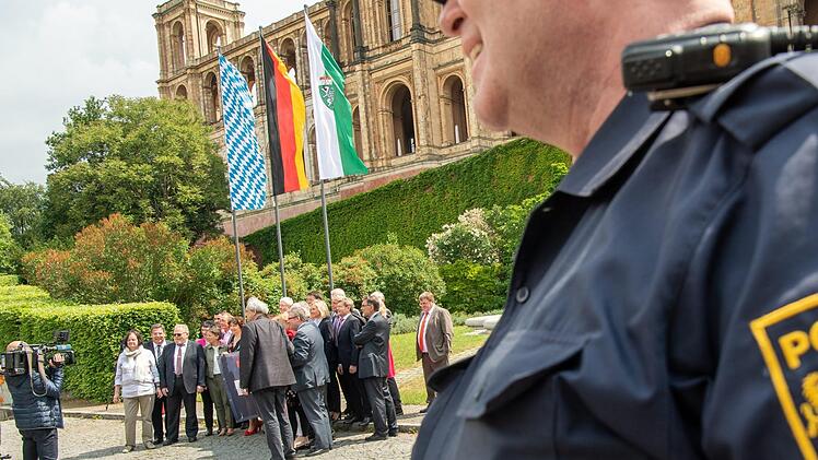Die bayerische Polizei hat ab dem 25. Mai 2018 deutlich mehr Rechte. Beispielsweise d&uuml;rfen DNA-Spuren von Verd&auml;chtigen ohne speziellen Grund auf die Herkunft des Tr&auml;gers gepr&uuml;ft werden. Symbolbild: Peter Kneffel / dpa