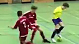 Der Bildausschnitt aus dem Video zeigt, wie Karl Heider von der SG Küps (gelbes Trikot) mit der "Zidane-Drehung"seine Gegenspieler von der JFG Kunstadt-Obermain stehen lässst. TSV Küps