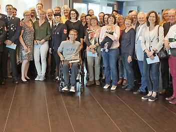 Bei der Spenden&uuml;bergabe  Foto: pr