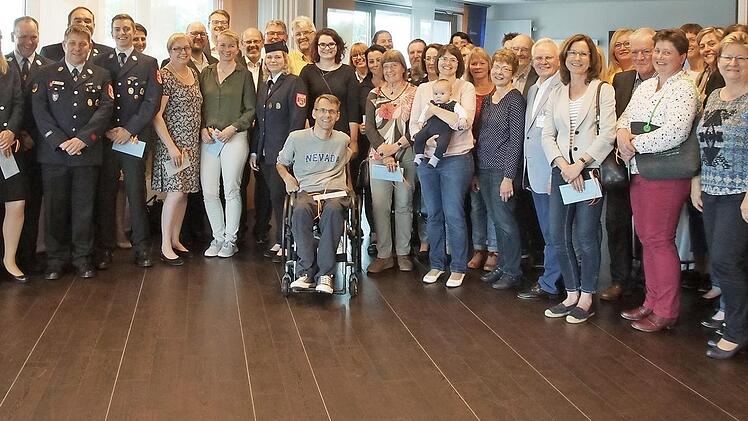 Bei der Spenden&uuml;bergabe  Foto: pr