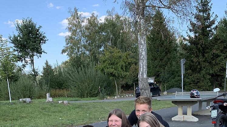 "Es nervt, wenn überall Scherben und Müll liegen", sagen die Jugendlichen, die sich tagsüber am Skaterplatz treffen. Sie sind so jung, dass sie am frühen Abend zu Hause sein müssen.Sonny Adam