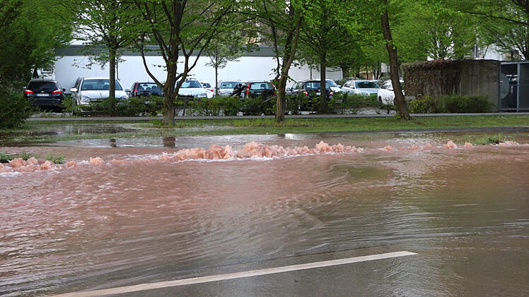 Straße nach Wasserrohrbruch überflutet