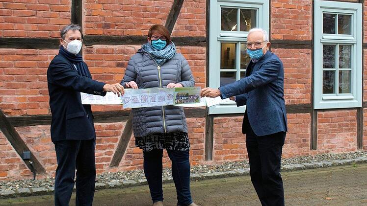 Sie sind stolz auf die neuen Flyer für "In der Heimat wohnen" im Koberhaus (von links): Bürgermeister Gerhard Wunder, Janet Januszewski vom Caritasverband und Investor Rainer Kober.
