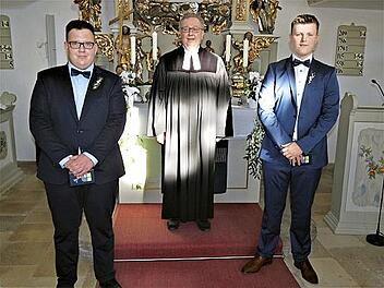 Harsdorf In der St.- Martinskirche führte der Trebgaster Pfarrer Peter Ahrens die beiden Konfirmanden Max Schmitt (links) und Arthur Nicklas (rechts) erstmals an den Tisch des Herrn. Das Grußwort für die Kirchengemeinde sprach Harsdorfs neuer Pfarrer Stefan Schmidt.