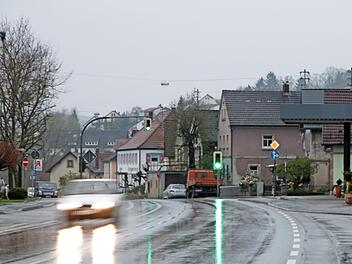 Nach der Eröffnung der Umgehungsstraße wird auf der jetzt weniger befahrenen Ortsdurchfahrt durch Untersteinach zuweilen viel zu schnell gefahren.