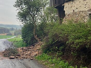 Altes Gebäude in Hof teilweise eingestürzt