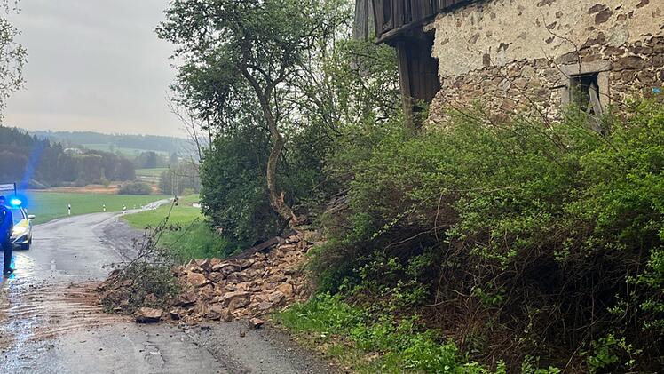 Altes Gebäude in Hof teilweise eingestürzt