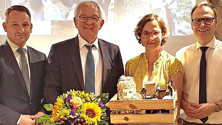 Mitgliederversammlung des Naturparks Steigerwald mit Verabschiedung von Johann Kalb (von links) Landrat und neuer 1. Naturpark-Vorsitzender Johannes Maciejonczyk, Landrat a.D. und ehem. Naturpark-Vorsitzender Johann Kalb, Gesch&auml;ftsf&uuml;hrerin Sandra ...