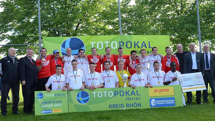 Unser Bild von der Siegerehrung zeigt (hinten, von links) Kreisspielleiter Michael Ritter, Bezirks-Schiedsrichter-Obmann Norbert Kröckel, Marco Seufert (Co-Trainer), Jochen Haberle (Trainer), Julian Meise, Adrian Reith, Constantin Kleinhenz, Daniel Kleinhenz, Stefan Frenzel, Philip Guzmann, Lukas Müller, Marcel Röder, André Röder, Kreisjuniorenleiter Rainer Löchmüller, Oberbürgermeister Kay Blankenburg und Manfred Riedel (Lotto Bayern) sowie (vorne, von links) Fabian Renninger, Sebastian Kies...