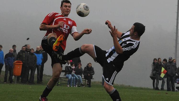 Balance-Akt: Diebachs Michael Mathes (links) und Albertshausens Markus Metz kämpfen im Einbein-Stand um das Spielgerät.   Foto: Hopf