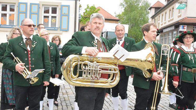 Die Musiker aus Goßmannsdorf warten auf ihren Auftritt. Foto: Gerhard Schmidt