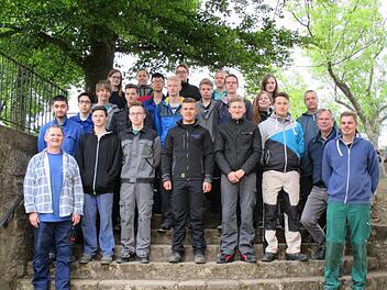 Eine Schülergruppe der Regiomontanus-Fachoberschule Coburg unter Anleitung ihrer Fachlehrer Wilfried Blumhagen und Sigurd Gera (Zweiter und Dritter von rechts) half bei Vorbereitungen für den Wiederaufbau des Basteiturms am Schlossberg in Königsberg. Vorne links der Burgvogt der Schlossberggemeinde, Eddi Klug. Foto: Gerold Snater
