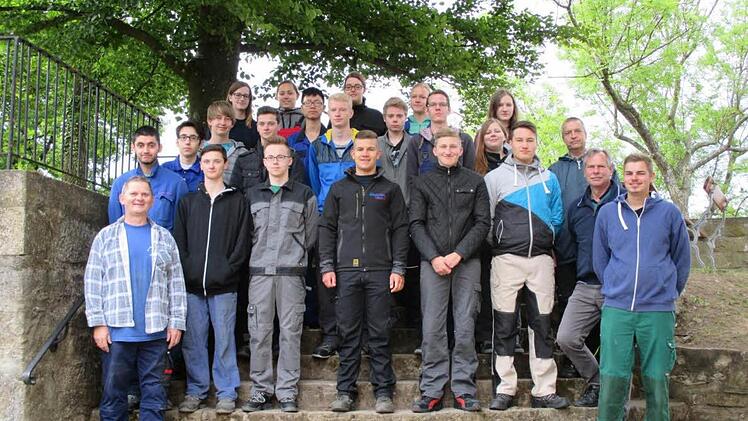 Eine Schülergruppe der Regiomontanus-Fachoberschule Coburg unter Anleitung ihrer Fachlehrer Wilfried Blumhagen und Sigurd Gera (Zweiter und Dritter von rechts) half bei Vorbereitungen für den Wiederaufbau des Basteiturms am Schlossberg in Königsberg. Vorne links der Burgvogt der Schlossberggemeinde, Eddi Klug. Foto: Gerold Snater