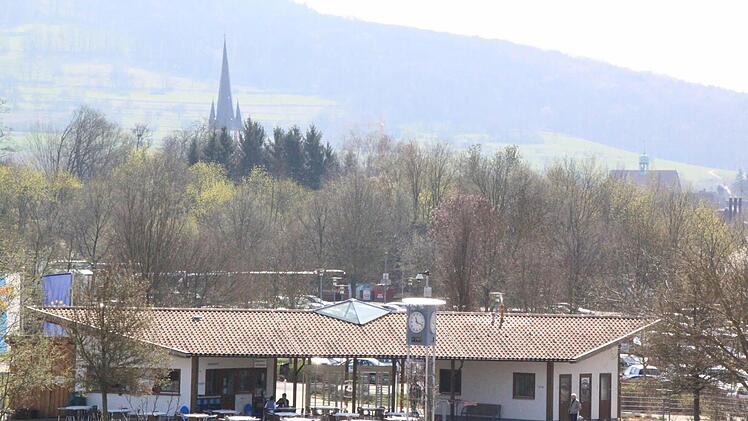 Das Portal mit dem Kiosk, wo es Kaffee, Kuchen und kleine Snacks gibt. Foto: Matthias Einwag