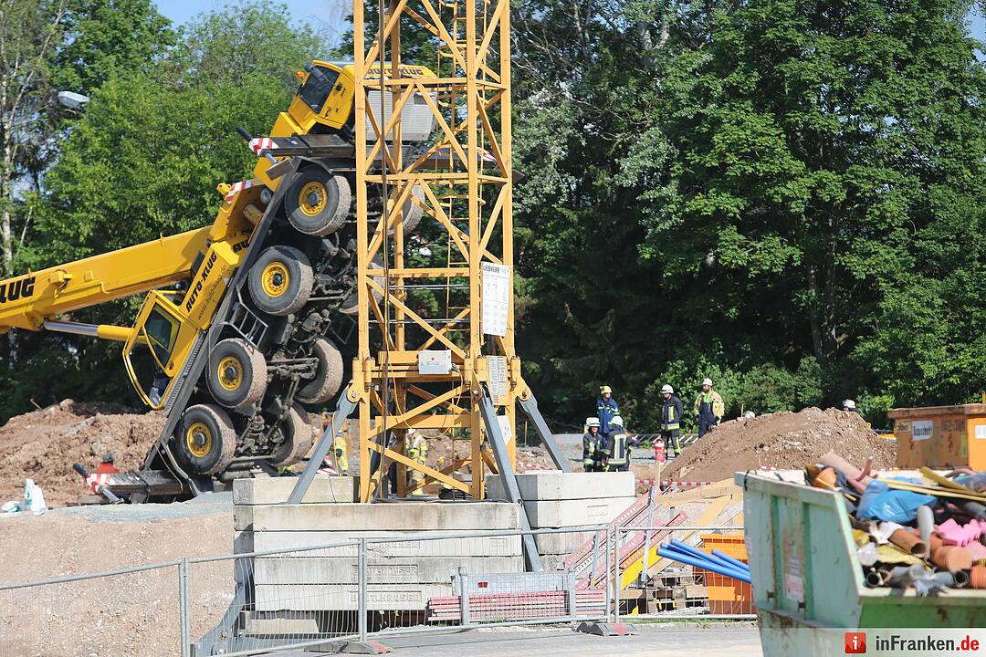 Autokran auf Baustelle in Bayreuth umgestürzt