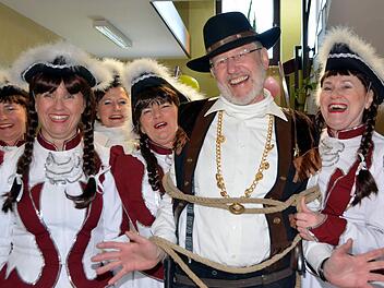 Bürgermeister Waldemar Bug kapitulierte und ließ sich von den Katzemicher Gardedamen abführen. Foto: Peter Rauch