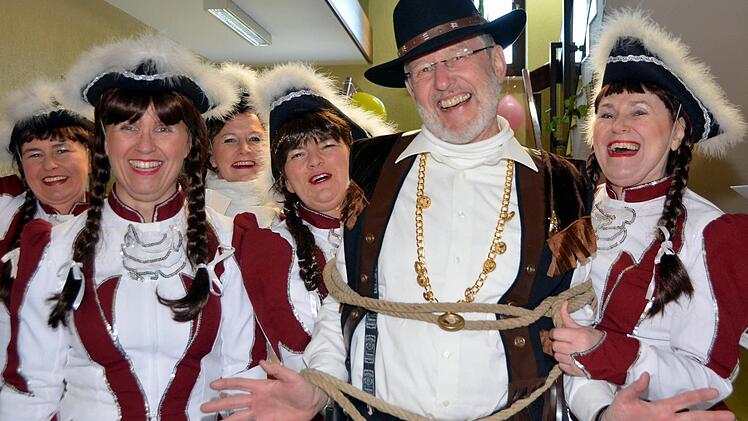 Bürgermeister Waldemar Bug kapitulierte und ließ sich von den Katzemicher Gardedamen abführen. Foto: Peter Rauch