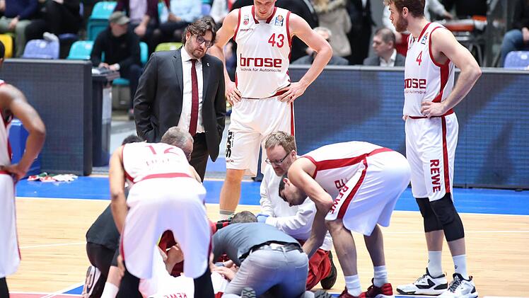 Sorgenvolle Mienen: Lucca Staiger wird auf dem Spielfeld behandelt und wird danach ins Krankenhaus gebracht.